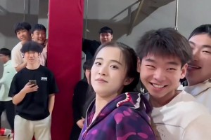 小姐姐晒张鼎岩当年扣篮并配文：你的来时路 我的黑历史?