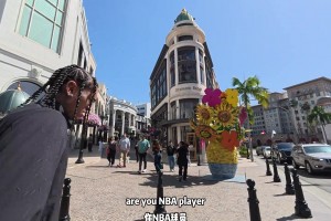 中国小伙在洛杉矶街拍偶遇乔丹·克拉克森 拉着他合影+合照