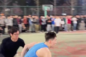 卧槽，小伙这记扣篮炸裂啊！要是放NBA那就是妥妥的十佳球啊！