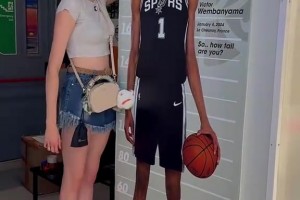 😘给文班介绍一下？俄罗斯身高2米1的沙排美女和文班身高对比~